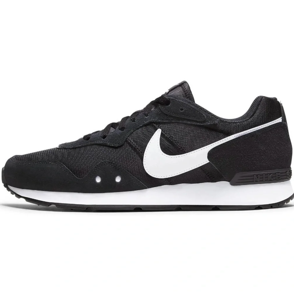 NIKE Sneakers Men’s 11 Black and White Venture Runner NWOT